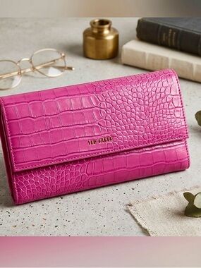NWT Ted Baker Fuchsia Croc-Embossed Abbiss Wallet
Immitation Croc